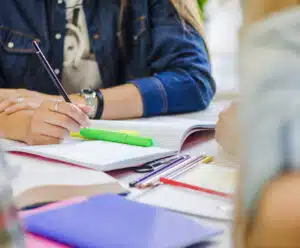 Controladoria de Cachoeiro abre inscrições para estágio remunerado Estudantes - prova - Enem - estágio