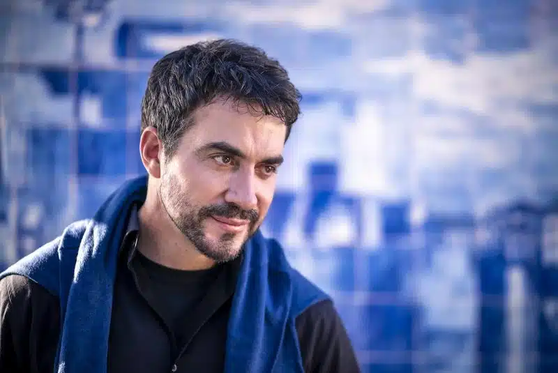 Fábio de Melo para de assinar padre em livro