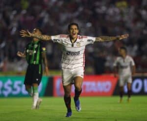 Éverton Ribeiro marca de letra, Flamengo faz 3 a 0 e é vice-líder do Brasileirão Flamengo e América-MG