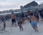 Torcedores de Fluminense e Boca brigam na praia de Copacabana