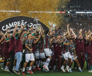 Fluminense decide Recopa contra LDU em casa, em fevereiro de 2024 Elenco do Fluminense comemorando com a taça da Libertadores