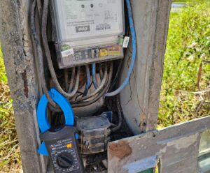 Polícia e EDP flagram furto de energia em propriedades rurais do ES Aparelho que comprova o furto de energia