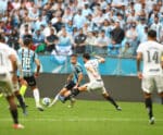 Corinthians vence fora, segura Grêmio e respira aliviado no Brasileirão