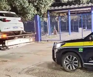 PRF prende criminoso e recupera veículo roubado no ES Apreensão de carro roubado pela PRF
