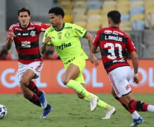 Palmeiras tem mais de 50% de chance de título e Flamengo cresce Jogadores em disputa de bola