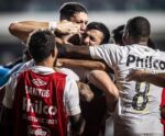 Furch entra no fim e dá vitória ao Santos em jogo ruim na casa do Goiás