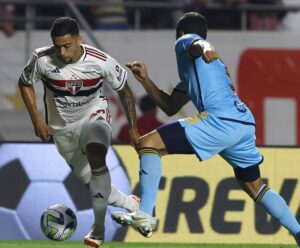 São Paulo bate o Cruzeiro no Morumbi e se afasta do rebaixamento Jogadores disputando a bola