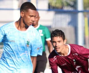 Garotos de Cachoeiro ficam em 2º lugar na Taça das Favelas do ES Jogador de Cachoeiro disputando bola