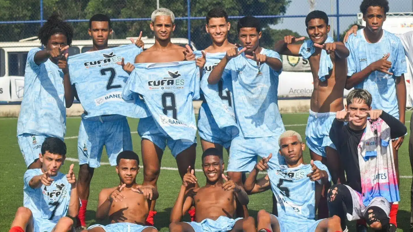 Garotos de Cachoeiro posando para foto