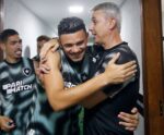 Botafogo demite Tiago Nunes e venda de Victor Sá irrita a torcida