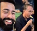 VÍDEO | Bolsonaro chupa abacaxi de Marataízes e reação impressiona