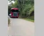 Ibitirama: moradores fazem manifestação contra buracos em estrada
