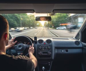 Governo do ES amplia isenção de IPVA para pessoas com deficiência homem dirigindo um carro
