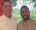 Bolsonaro entrega medalha de ‘imbrochável’ para Neymar