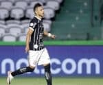 Corinthians vence o Coritiba e diz adeus a uma temporada catastrófica