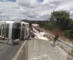 Pista fica parcialmente interditada após carreta tombar na BR-101