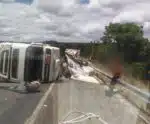 Pista fica parcialmente interditada após carreta tombar na BR-101