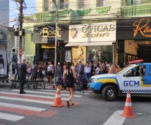 Homem desmaia após bater a cabeça na lateral de ônibus em Cachoeiro