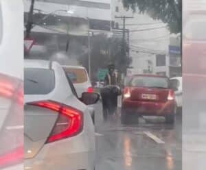 Carro fica agarrado em cima de canteiro central em avenida de Cachoeiro