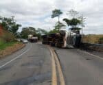 Rodovia é interditada após caminhão carregado com carvão tombar no ES