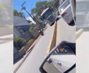 VÍDEO | Caminhão invade canteiro central de avenida em Cachoeiro