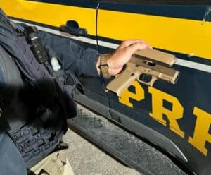 Homem é preso por porte ilegal de arma e veículo adulterado na BR-101