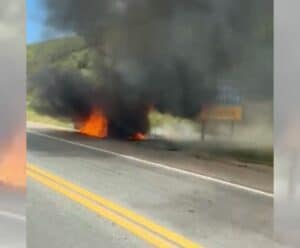 Rio Novo do Sul: veja momento que carro é destruído pelo fogo na BR-101