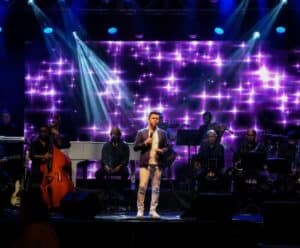 Show tributo a Roberto Carlos na Praia Central de Anchieta