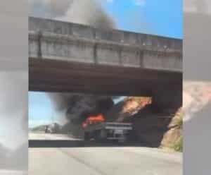 VÍDEO | Caminhão fica destruído após pegar fogo em Cachoeiro