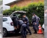 Mulher esfaqueia o filho, toma arma de policial e acaba presa em Guaçuí