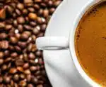 Misturar café com medicamentos tem riscos? Médico especialista explica