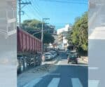 Caminhão desgovernado destrói canteiro central de avenida em Cachoeiro