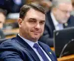 Flávio Bolsonaro diz que conversou com Moraes sobre prisão domiciliar do pai