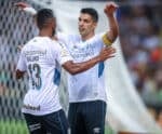 Torcida do Grêmio se despede de Suárez com festa no aeroporto