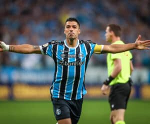 Suárez marca em despedida, Grêmio vence o Vasco e volta ao G-4 do Brasileirão