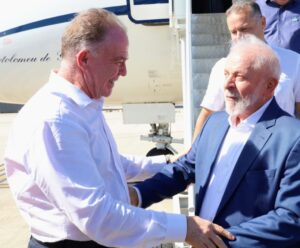 Lula fala em tom de campanha, critica Bolsonaro e acena a evangélicos