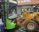 VÍDEO | Ônibus e retroescavadeira batem de frente em Cachoeiro