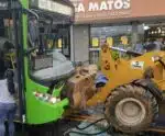 VÍDEO | Ônibus e retroescavadeira batem de frente em Cachoeiro