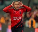 Vitor Roque desembarca em Barcelona e pode fazer sua estreia dia 4