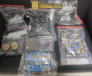 Suspeito de agiotagem e extorsão é preso com arma e distintivo da PC no ES PC prende prende suspeito de agiotagem e extorsão no ES