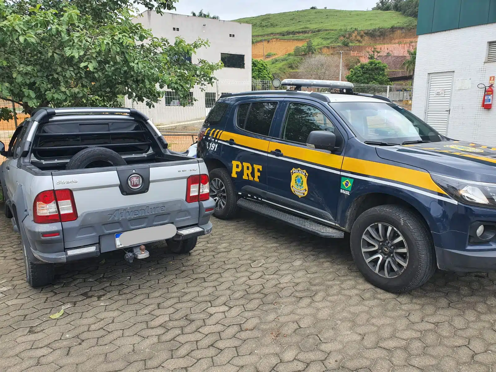 PRF recupera carro roubado em Itapemirim