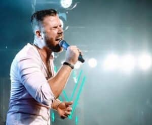 Zé Neto permanece na UTI devido à gravidade do acidente, diz boletim Zé Neto cantando