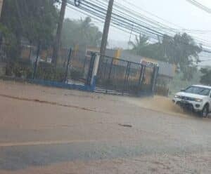 VÍDEO | Alegre: temporal causa alagamentos em ruas da cidade