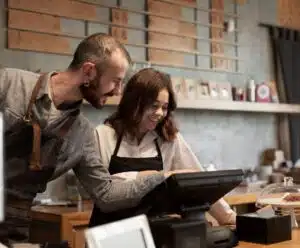 ES lidera saldo de empregos gerados pelos pequenos negócios no Sudeste Duas pessoas empreendendo em um pequeno negócio