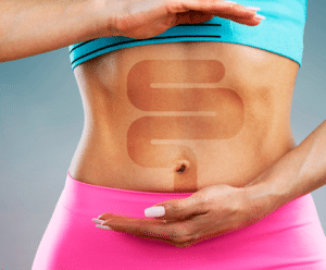 Diagnóstico de Crohn não é uma sentença; conheça a doença Moça mostrando a barriga