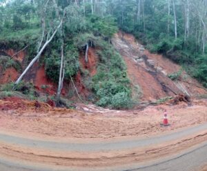 Trecho da BR-262 em Domingos Martins é liberado após deslizamento de terra