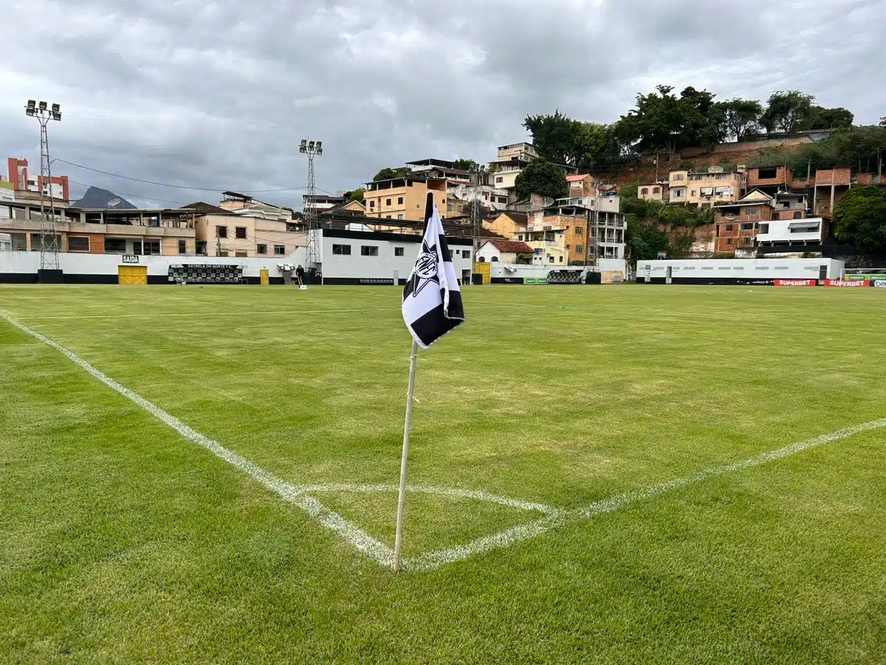 Bandeira balançando no Estádio Sumaré - Estrela do Norte FC - novo técnico do Estrela