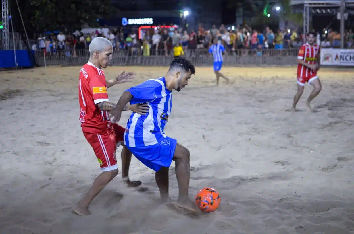 Jogadores disputando a bola