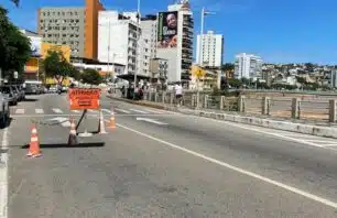 Avenida Beira Rio em meia pista no trânsito em Cachoeiro