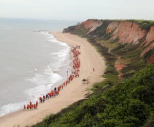 Inscrições para 18ª Caminhada Litorânea acabam nesta quarta (17) Pessoas caminhando na praia